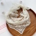 Eleganter cremefarbener Spitzen-Dreiecksschal mit Blumenstickerei und Wellenkante - Kleeblatt Off-white
