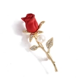 Broche rose élégante avec pétales rouges, tige dorée, strass et une perle blanche - Style 7 (Rose en résine dépolie)