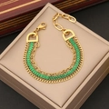 Makro-Detail des mehrlagigen Gold-Armbands mit smaragdgrünen Steinen auf Geschenkbox - Mehrschichtiger Grüner Quadratischer Zirkonia Stil (5#)