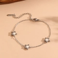 Vista dettagliata dei ciondoli a stella sulla catena in acciaio inossidabile con chiusura - Bracciale Stella in Acciaio