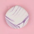 Mini-Puderquaste rund mit lila Marmormuster und weißem Kissen für das tägliche Make-up - Einzelne Tropfenform Lila Weiße Marmor-Quaste