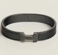 Dettaglio macro della chiusura metallica a H su bracciale rigido in smalto nero per unisex - 19cm Colore Oro Rosa / Nero opaco