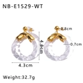 Makroaufnahme von goldenen Edelstahl-Creolen mit transparenten Spiral-Struktur-Ringen - 18K Gold / Transparent Weiß (NB-E1529-WT)
