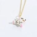 Collar de cadena dorada con lindo colgante de perro Bull Terrier en esmalte blanco - Dálmata