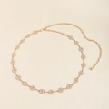 Detalle de la cadena de cintura ajustable de metal dorado con pedrería brillante - Dorado