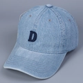 Dettaglio della lettera D ricamata blu su berretto da baseball in denim lavato retrò - M(56-58cm) / Azzurro
