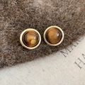 Vista detallada de pendientes redondos chapados en oro 18k con acabado de ojo de tigre marrón - Pendientes de botón dorados redondos de resina esmaltada marrón (17#)