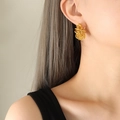 Minimalistische gedrehte Goldknoten-Ohrringe für Damen mit mehrlagigem Webdesign - Gold