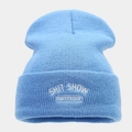 Dettaglio del berretto in maglia azzurro con ricamo bianco SHIT SHOW SUPERVISOR - Azzurro