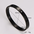Detalle de brazalete negro de acero inoxidable de 8mm con números romanos y diamantes - 8mm / Negro