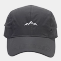 Détail de la broderie de montagne sur une casquette de baseball de sport gris foncé - Réglable / gris foncé