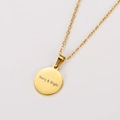 Detalle del colgante redondo de acero inoxidable dorado con grabado Merry & Bright - Color Dorado (Merry & Bright)