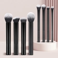 Set di 8 pennelli da trucco con manico nero e setole sfumate in bianco e nero - Set da 8 / Nero