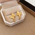 Makroaufnahme der 24K vergoldeten Schmetterlings-Ohrstecker mit Zirkonia-Verzierung - Matter Schmetterling Anhänger Stil (5# Sterling Silber Stift - Gold)