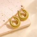 Boucles d'oreilles créoles en acier titane plaqué or 18k avec texture radiale élégante - EH090/Texture Rayonnante