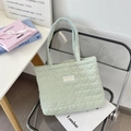 Détail de la couture en cœur sur un sac cabas matelassé à carreaux bleu et jaune - Carreaux Cyan Jaune