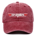 Dettaglio del ricamo bianco TOP GRANDPA sul berretto da baseball in cotone bordeaux - Borgogna