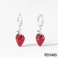 Schattige aardbei oorringen in zilverkleur met levendige rode emaille hangers - Zilveren Oorbellen (PD3485)