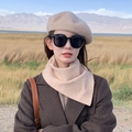 Sciarpa e berretto in maglia beige con occhiali da sole per uno stile invernale alla moda - Beige Tinta Unita