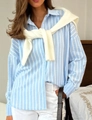 Dettaglio della polo a righe blu con scialle in maglia bianca e trama del tessuto fine - S / Azzurro