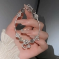 Detail eines Perlenarmbands mit Opalherz, Mond- und Sternanhängern in poliertem Silber - Silbermond und Sterne Stil (18# Armband-Silberner Stern)