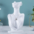 Gouden ketting met diamanten handtas hanger op een mannequin display standaard - Wit