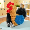 Gallo di peluche con piume colorate e cresta rossa su tappeto blu in camera bimbi - 28cm Gallo