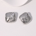 Orecchini quadrati in acciaio inossidabile argento con trama a spirale su sfondo bianco - Color Acciaio