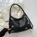 Bolso de hombro chic de cuero negro con dijes de mariposa plateados para mujer - Negro