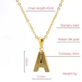 Detalle del colgante letra A dorado con medidas de 14x11mm y cadena con longitud de 45cm - Letra A (Con cadena)