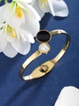 Detalle del brazalete de acero inoxidable dorado con inserciones de esmalte - Estilo Patchwork de Disco Blanco y Negro (F)
