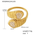 Anillo ajustable de acero dorado con textura de serpiente y dos circonitas de corazón - Talla 7 (Ajustable) / Corazón Dorado Con Circonita Blanca