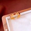 Detaillierte Makroansicht eines 18K vergoldeten Schmetterlingsrings mit roter Emaille - Vergoldeter Schmetterling Offener Stil / Gold-Rot