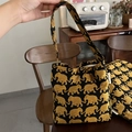 Dettaglio della borsa a spalla in tessuto con motivo a elefante dorato ed etichetta - 23cmx21cmx5cm / Borsa a Mano Piccola Sottobraccio