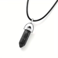 Détail macro du pendentif hexagonal en pierre noire avec fermoir argenté et cordon noir - Turquoise Noire Synthétique