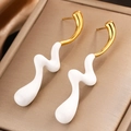 Detalle de pendientes ondulados chapados en oro con esmalte blanco en caja de lujo - Ola Gota (E-346) / Dorado Blanco