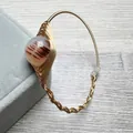 Detail eines handgefertigten 14K goldumwickelten Armbands mit Landschafts-Achat-Perle - Landschaftsachat