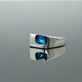 Anillo de hombre de plata con zafiro azul rectangular y banda ancha pulida - US 8 / Tono Plateado/Circonita Azul Oscuro