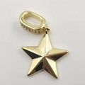 Élégant pendentif étoile dorée avec bélière sertie de zircons sur fond blanc épuré - Boucle Zircone Étoile Polie Dorée