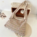 Bolso tote de ganchillo en color beige con hilos coloridos y dijes de conchas - Marrón