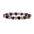 Detailaufnahme von rosa Rundperlen und schwarzen facettierten Steinen auf Perlenarmband - Hämatit + Rosenquarz