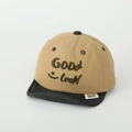 Dettaglio del cappellino in cotone per neonati con ricamo Good Luck e visiera morbida - 50cm (1-3 Anni) / Cachi