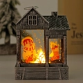 Makroaufnahme der silbernen Weihnachtslaterne mit warmem LED-Licht und Schneemann-Motiv - Schneemann / Antiksilber