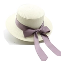 Vue de dessus d'un chapeau en paille crème avec un ruban en satin violet et nœud élégant - M (56-58cm) / Crème
