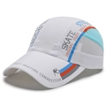 Berretto sportivo bianco traspirante con inserti in mesh e stampe in stile street - Bianco