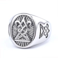 Vintage Herrenring aus Edelstahl in Silber mit Relief-Symbolen auf weißem Hintergrund - US 7 / Vintage Symbole Gravierter Breiter Stil (15306)