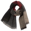 Primer plano de bufanda a cuadros multicolor con textura de punto suave y flecos - Negro Rojo Gris Beige