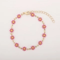 Dettaglio del bracciale con margherite dorate in smalto rosa e chiusura a moschettone - Margherita Rosa
