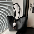 Sac fourre-tout noir minimaliste en cuir avec pendentif en peluche pour le quotidien - Avec Pendentif / Noir