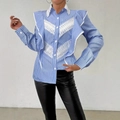 Détail de la chemise à rayures bleues avec empiècement en dentelle et épaules volantées - S / Bleu